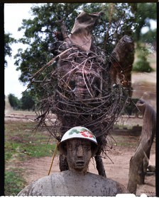Burkina Faso, province de Poni, pays des Lobi, Loropéni, autel et fétiche qui sont les liens avec les esprits et les ancetres