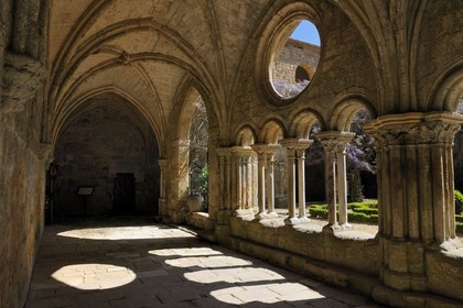 France, Aude (11), abbaye cistercienne de Fontfroide, le cloître
