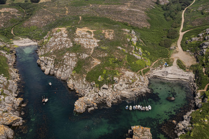 France, Morbihan (56), Ile de Groix, Port Saint-Nicolas sur la côte Sud et la petite plage de Kerloret en arrière plan à gauche(vue aérienne)