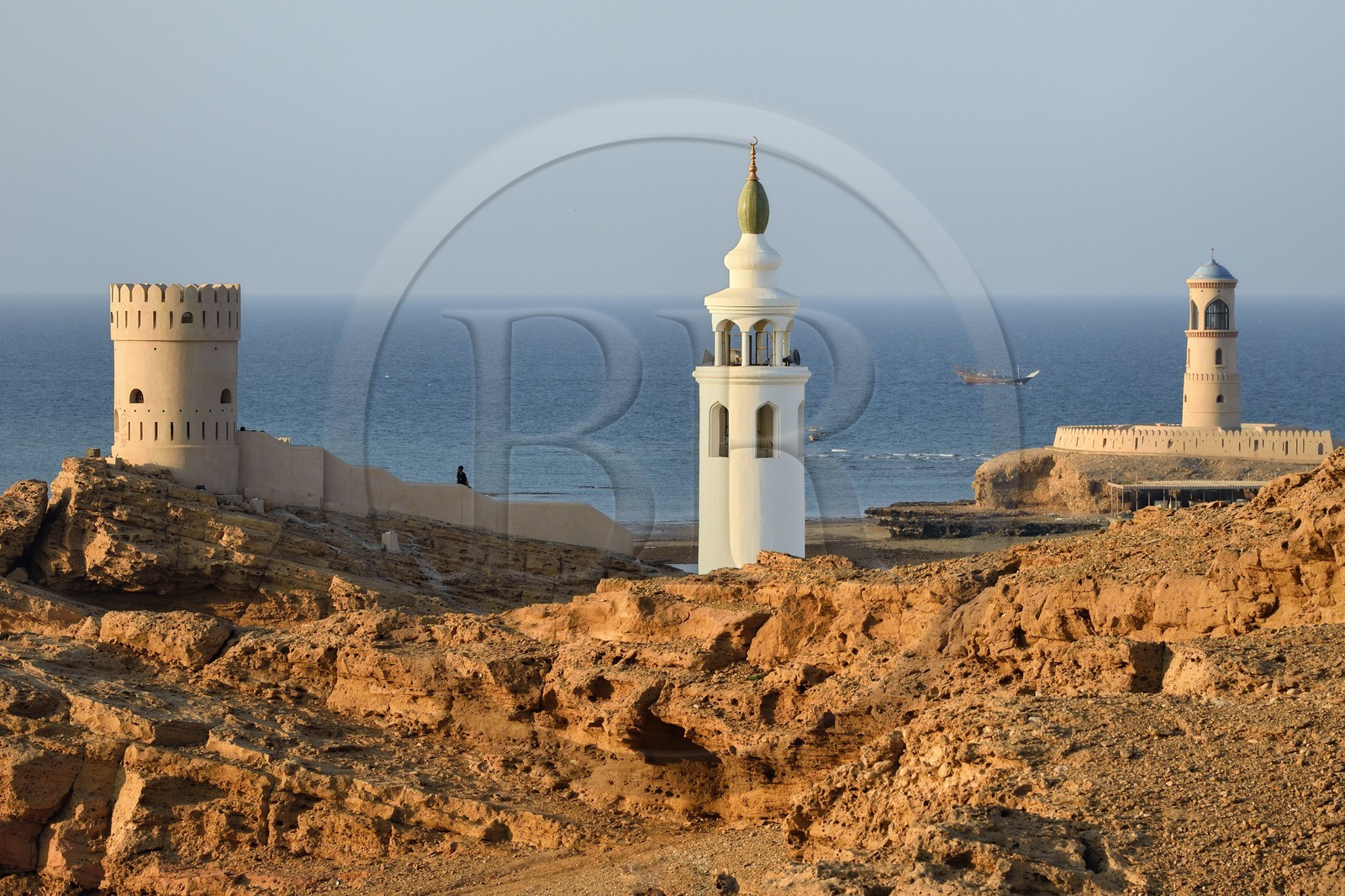 Sultanat d'Oman, gouvernorat de Ash Sharqiyah, ville et port de Sour, le vieux quartier de pêcheurs de Al Ayjah, la tour de guet, le minaret et le phare