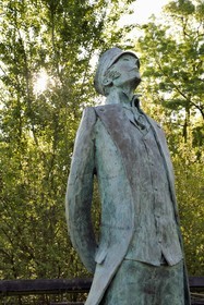 France, Charente (16), Angoulême, Corto Maltese, sculpture en bronze de Luc et Livio Benedetti, sur la passerelle Hugo Pratt au dessus de la Charente qui relie les batiments de la Cité internationale de la bande dessinée et de l’image (CIBDI)