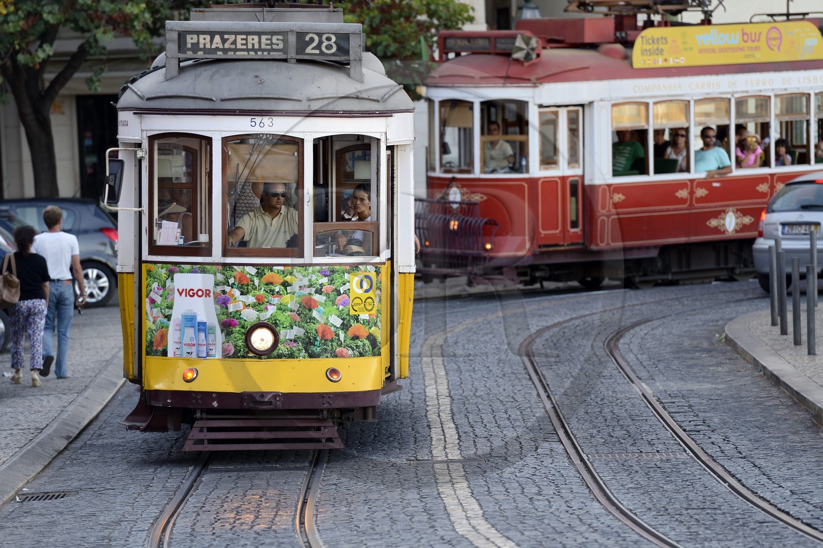 Portugal, Lisbonne, quartier de l'Alfama, tramway (electricos) à la Portas do Sol