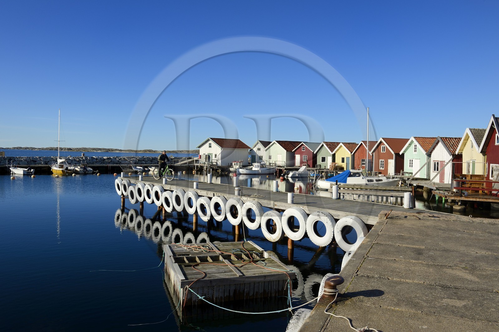 Suède, Västra Götaland, Iles Koster, Sydkoster, port de pêche de Brevik, parc à homard au premier plan pour stocker les homards avant la vente