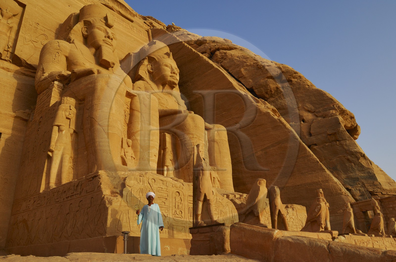 Egypte,  Lac Nasser, Abou Simbel, le gardien devant le Grand Temple de Ramses II