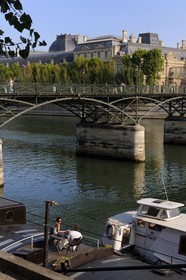 France, Paris (75), péniches amarées quai de Conti avec le Pont des Arts et le Louvre au fond