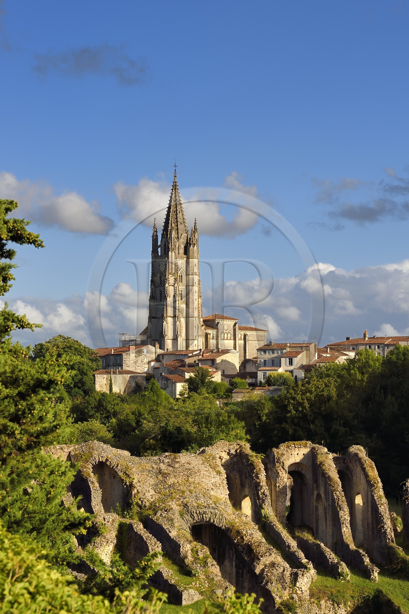 France, Charente-Maritime (17),  Saintonge, Saintes, amphithéâtre gallo-romain appelé localement les Arènes de Saintes, sa construction commence sous le règne de Tibère et s'achève sous le règne de Claude, vers 40 après JC, 127 mètres de long sur 102 de large, il pouvait accueillir près de 15 000 spectateurs, la basilique Saint-Eutrope en arrière plan