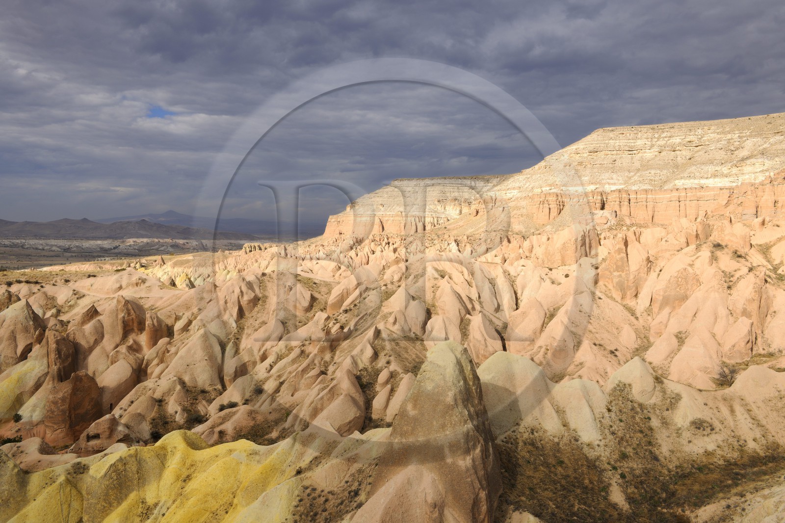 Turquie, Anatolie Centrale, province de Nevsehir, Cappadoce classée Patrimoine Mondial de l'UNESCO, vallon de Kizil Çukur (vallée Rouge) sur le versant occidental du massif de l'Ak Tepe vers Çavusin