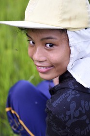 Philippines, province d'Ifugao, les rizières en terrasses de Banaue autour du village de Cambulo, classées Patrimoine Mondial de l'UNESCO, Shimah 16 ans qui travaille aux champs