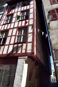France, Pyrénées-Atlantiques (64), Pays-Basque, Bayonne, maison traditionnelle à pans de bois à l'angle de la rue des Basques et de la ruelle des Basques qui rejoint la Nive