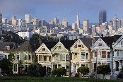 Etats-Unis, Californie, San Francisco, maisons victoriennes d'Alamo Square et le quartier d'affaires en arrière-plan