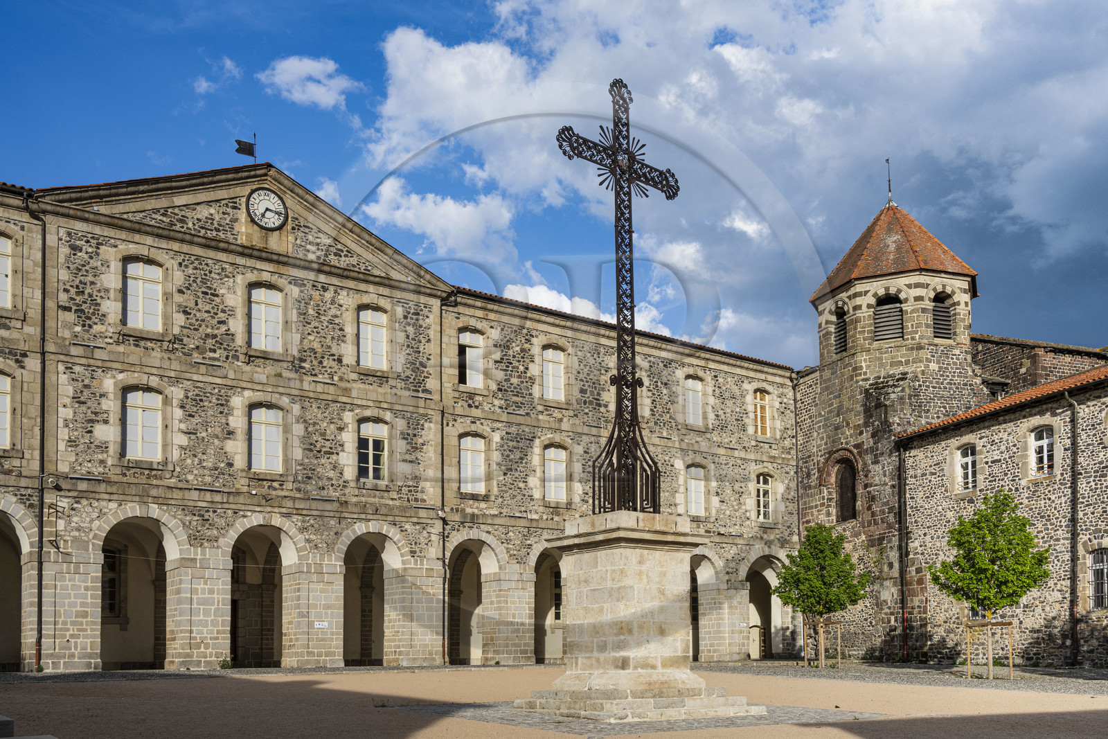 France, Haute-Loire (43), , randonnée avec un âne sur le chemin de Stevenson (GR 70), l'ancienne abbaye bénédictine Saint-Chaffre