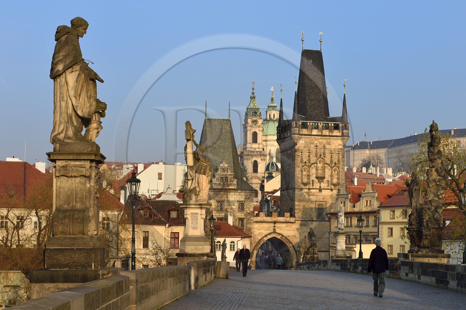 République Tchèque, Prague, centre historique classé Patrimoine Mondial de l' UNESCO, le pont Charles (Karluv Most ou Karlov Most), la tour gothique à l'entrée du pont du côté du quartier de Mala Strana et l'église Saint Nicolas (Sv. Mikulase)