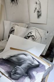 France, Ivry-sur-Seine (94), l'artiste plasticien Ernest Pignon-Ernest dans son atelier