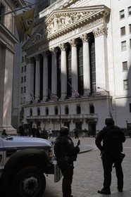Etats Unis, New York, Manhattan, Financial District, Wall Street, le NY Stock Exchange, police devant la bourse