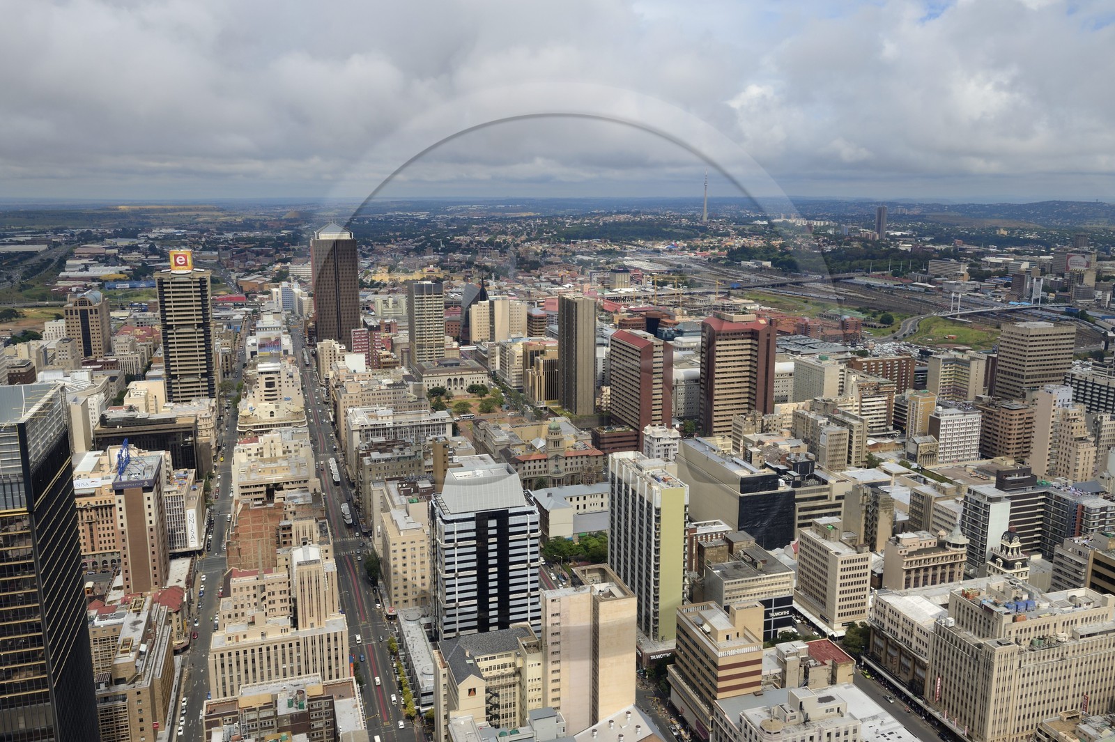 Afrique du Sud, province de Gauteng, Johannesburg, CBD (Central Business District), vue du centre ville depuis la tour du Carlton Center avec les terrils de Soweto à gauche et le Pont Nelson Mandela à droite en arrière plan