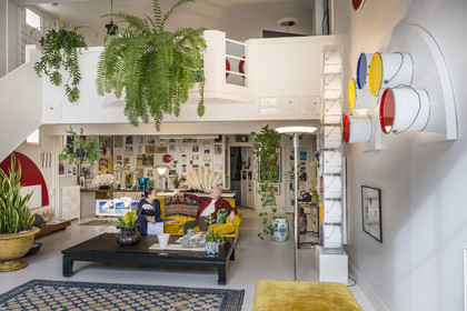 France, Paris (75), l'artiste plasticien Jean-Pierre Raynaud dans son appartement atelier