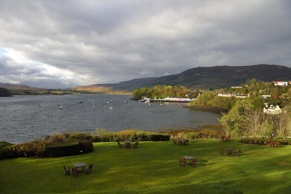 Royaume-Uni, Ecosse, région des Highlands, les Hébrides, Ile de Skye, le port de pêche de Portree vu du Cuillin Hills Hotel