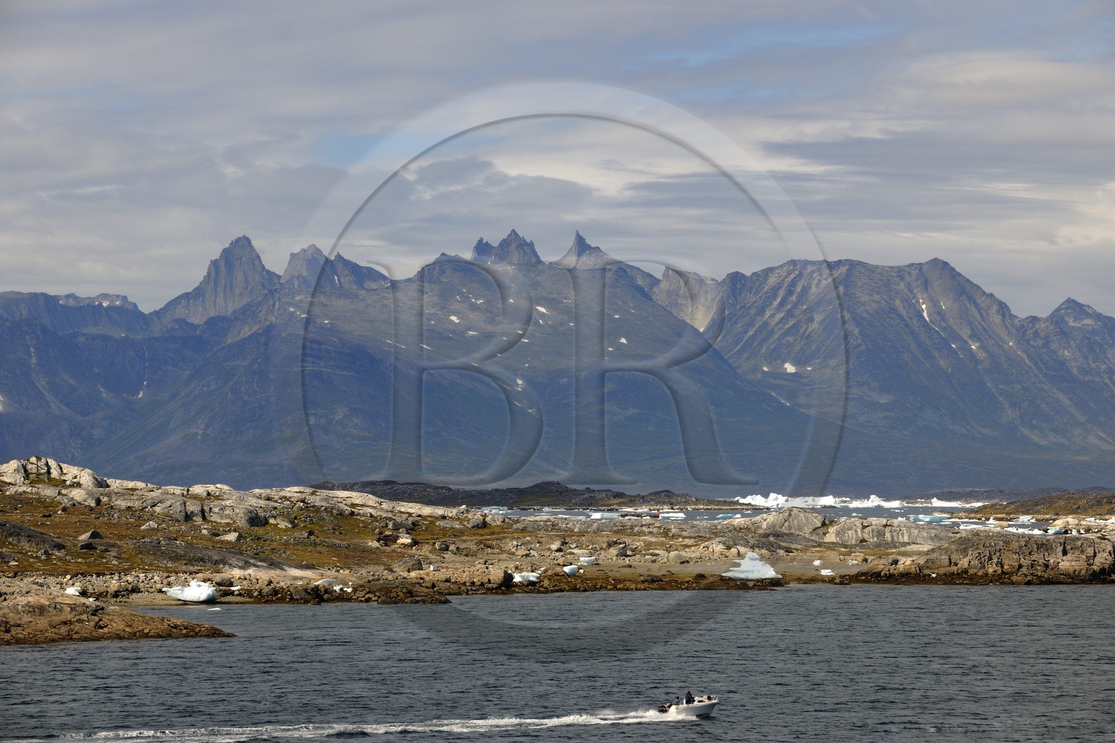 Groenland, région de la ville de Nanortalik, bateau à moteur au pied des montagnes