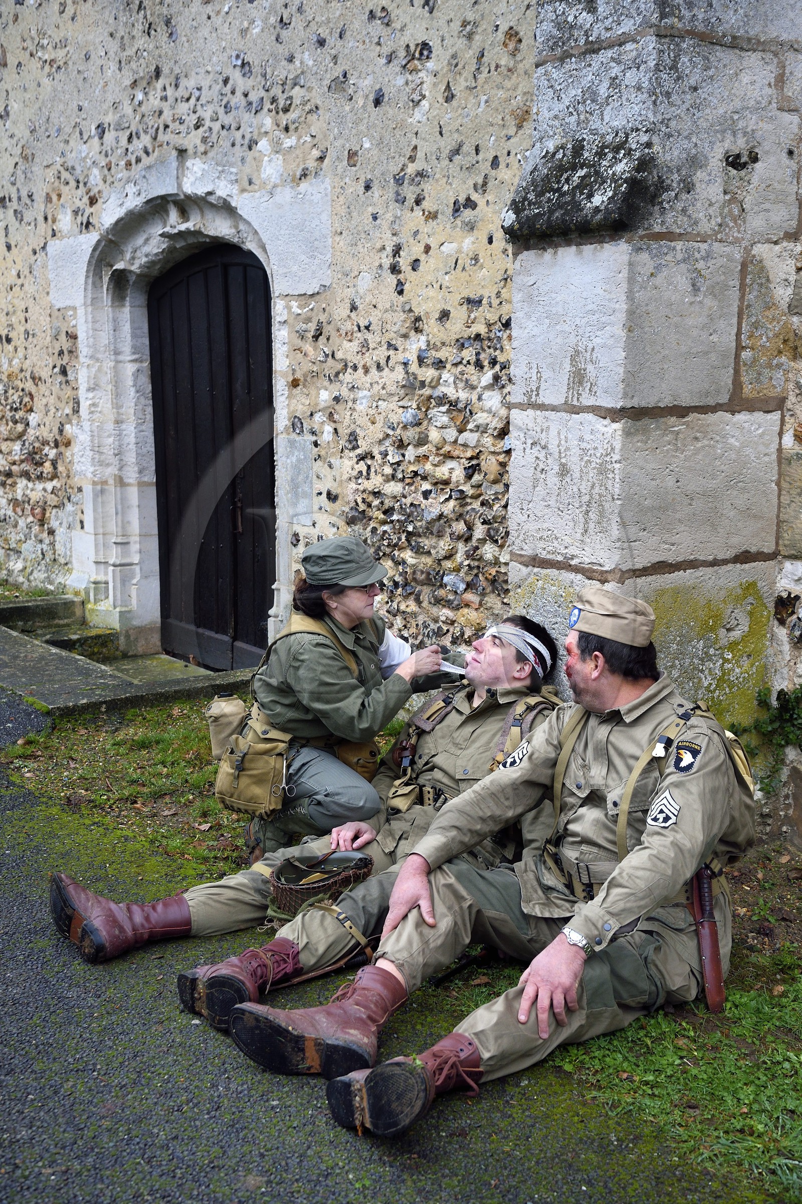 France, Eure (27), Chambray, Allied Reconstitution Group (association de reconstitution historique de la 2éme Guerre Mondiale US et Maquis), reconstitueurs en uniforme de la 101e division aéroportée US au repos devant l'église