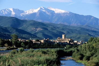 France, Pyrénées-Orientales (66), village d'îlle-sur-Têt et le pic du Canigou dans le Ribéral