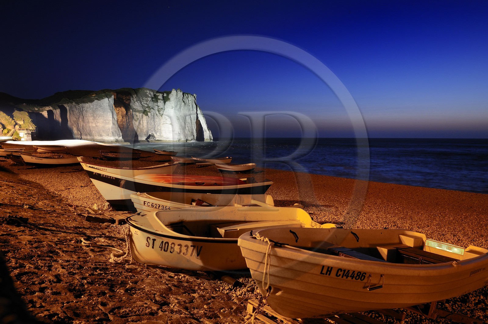 France, Seine-Maritime (76), Pays de Caux, Côte d'Albâtre, Etretat, la falaise d'Aval et la plage de la ville avec les barques de pecheurs