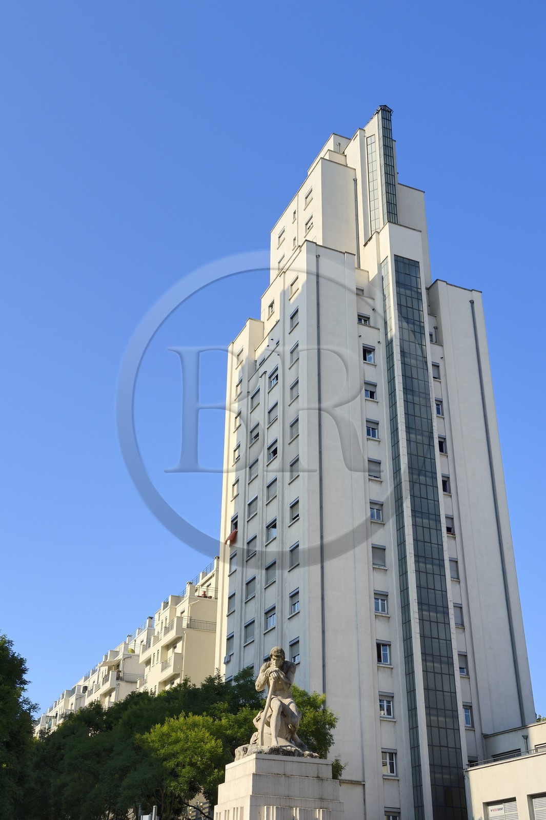France, Rhône (69), Villeurbanne, ensemble architectural des gratte-ciel construit de 1927 à 1934, le Répit de l’agriculteur œuvre de Jules Pendariès et la perspective des Gratte-ciel