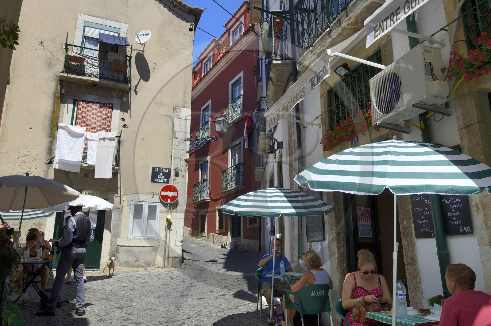 Portugal, Lisbonne, quartier de l'Alfama, terrasse de restaurant sur une placette à calcada de Sao Vicente