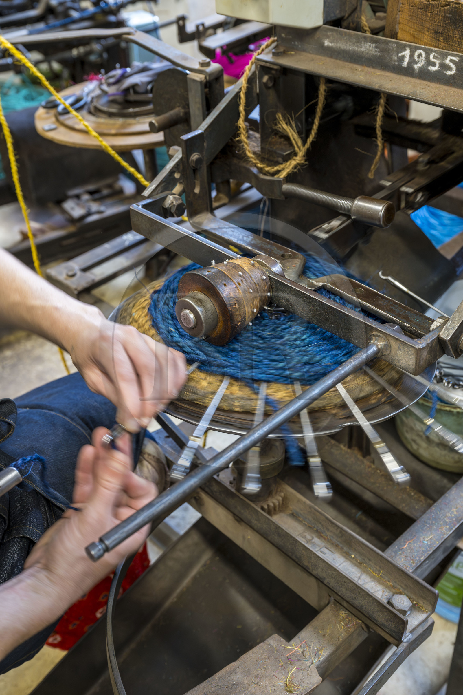 France, Drôme (26), Drôme provençale, Nyons, La Scourtinerie, dernière manufacture de scourtins de Provence, filtres traditionnels utilisés dans la fabrication de l'huile d'olive mais conçus aussi aujourd'hui comme objets de décoration en fibre de coco, fabrication de scourtins dans leur atelier sur des appareils à tisser circulaires faits sur mesure, ici la tireuse
