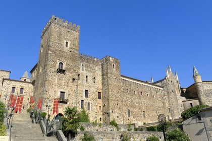 Espagne, Estremadure, Guadalupe, monastère royal de Santa Maria de Guadalupe classé Patrimoine mondial de l'UNESCO, sanctuaire formé de huit tours construit à l'endroit où la vierge apparut à un berger