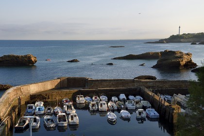 France, Pyrénées-Atlantiques (64), Pays-Basque, Biarritz, le Port des Pecheurs, le phare en arrière plan