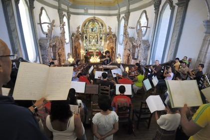 Brésil, Etat du Minas Gerais, ville de Sao Joao del Rei, igreja Sao Francisco de Assis, concert de musique baroque pendant la messe (Route de l'or, Estrada Real)