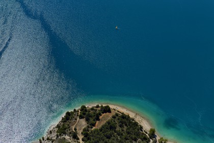 Var (83) rive gauche et Alpes-de-Haute-Provence (04) rive droite, Parc Naturel Régional du Verdon, le lac de Sainte Croix à la sortie des Gorges du Verdon (vue aérienne)
