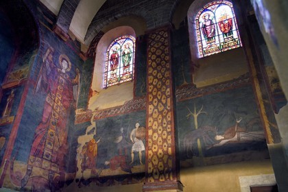 France, Haute-Loire (43), Le Puy-en-Velay, étape des chemins de Compostelle, la cathédrale Notre-Dame-de-l'Annonciation du XIIe siècle classée Patrimoine Mondial de l'UNESCO, tribune nord, représentation de l'archange Saint-Michel de la deuxième moitié du XIe siècle (plus grand Saint en pied de l'époque romane avec ses 6 mètres)