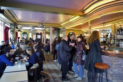 France, Paris (75), la Butte Montmartre, rue Lepic, le Café des Deux Moulins qui servit de décor du film Le Fabuleux destin d'Amélie Poulain