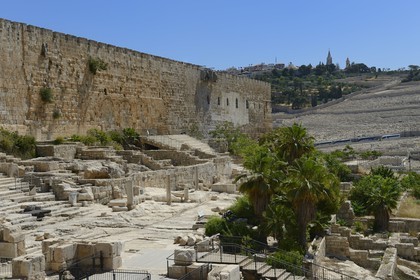Israel, Jérusalem, ville sainte, vieille-ville classée Patrimoine Mondial de l'UNESCO, Le Mont du Temple vu du Centre Davidson, mur de soutènement sud de l'esplanade du Temple construite par Hérode Ier le Grand et le Mont des Oliviers en arrière plan