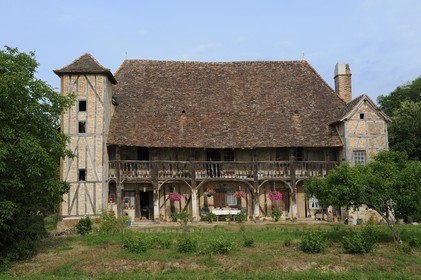 France, Saône et Loire (71), village de Juif, La Grosse Grange ferme bressane traditionnelle à étage et colombage