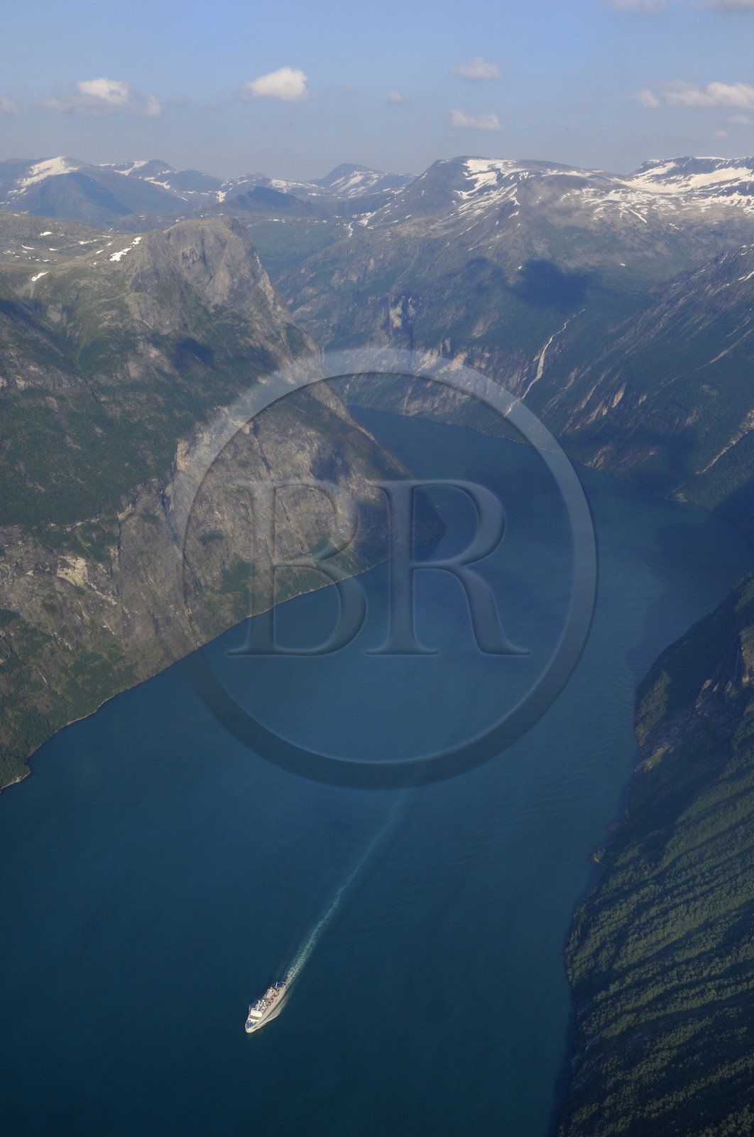Norvège, More Og Romsdal, bateau de croisière dans le Geirangerfjord (vue aérienne)