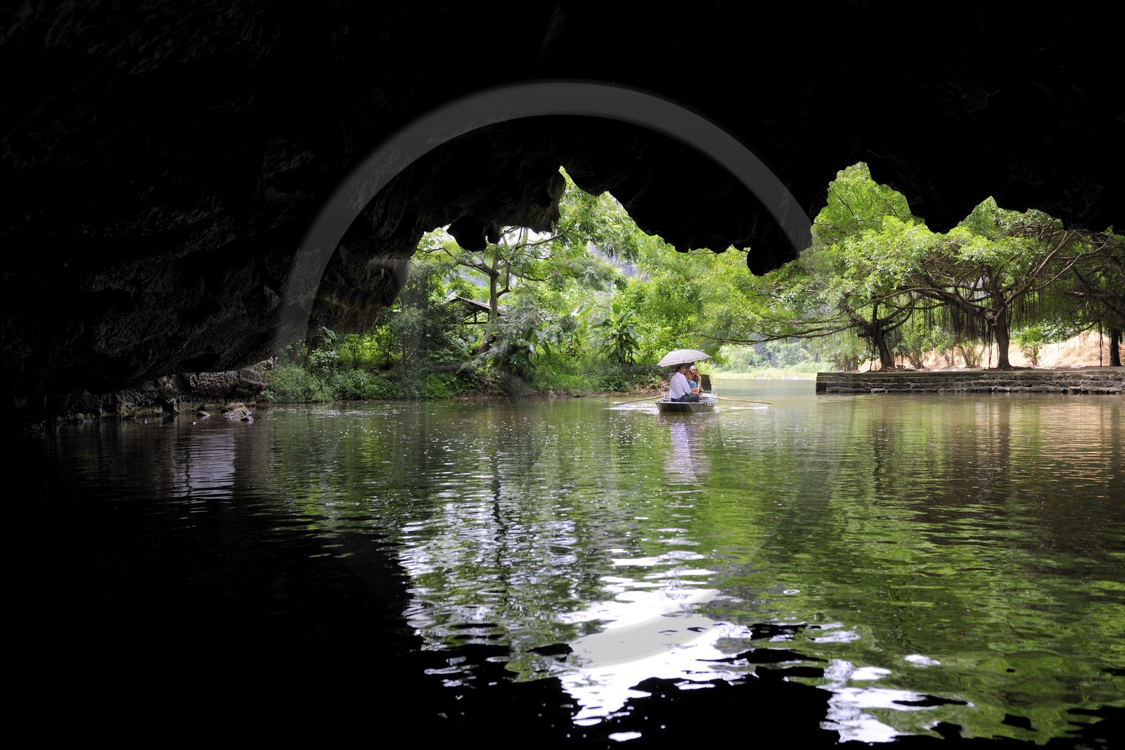 Vietnam, province de Ninh Binh, région surnommée la baie d'Halong terrestre, excursion en barque à Tam Coc entouré de paysages karstiques, passage d'une des trois grottes naturelles crées par la rivière