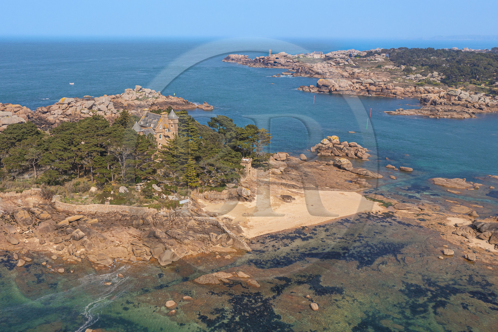 France, Côtes-d'Armor (22), Côte de Granit Rose, Trégastel, le chateau de Costaérès sur son ile et la Pointe de Squéouel avec le phare de Men-Ruz en arrière plan (vue aérienne)
