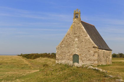 France, Ille-et-Vilaine (35), le polder du Mont-Saint-Michel, la chapelle Sainte-Anne et le Mont au bout de la digue