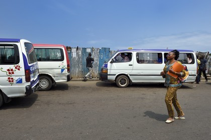 Gabon, Libreville, minibus à la gare routière