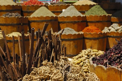 Egypte, Haute Egypte, Nubie, vallée du Nil, Assouan, le souk, étal d'épices