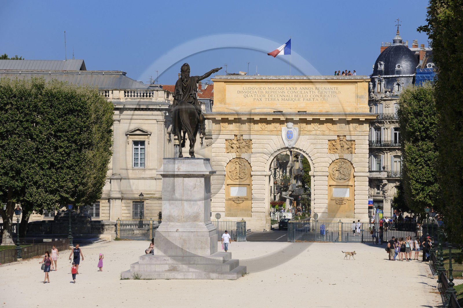 France, Hérault (34), Montpellier, promenade du Peyrou, la statue équestre de Louis XIV et l'arc de triomphe de la Porte du Peyrou