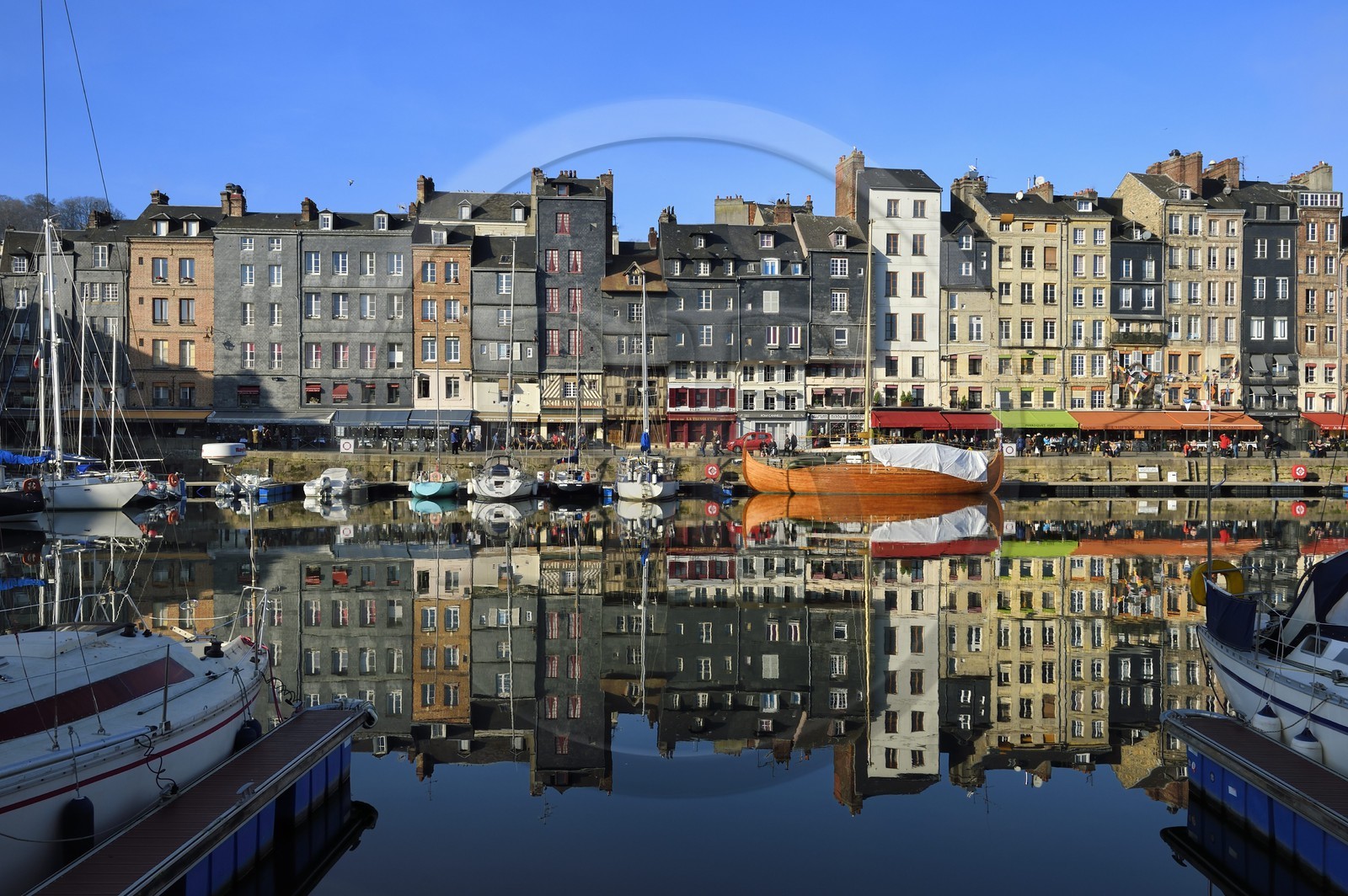 France, Calvados (14), Pays d'Auge, Honfleur, le Vieux-Bassin, le quai Sainte-Catherine