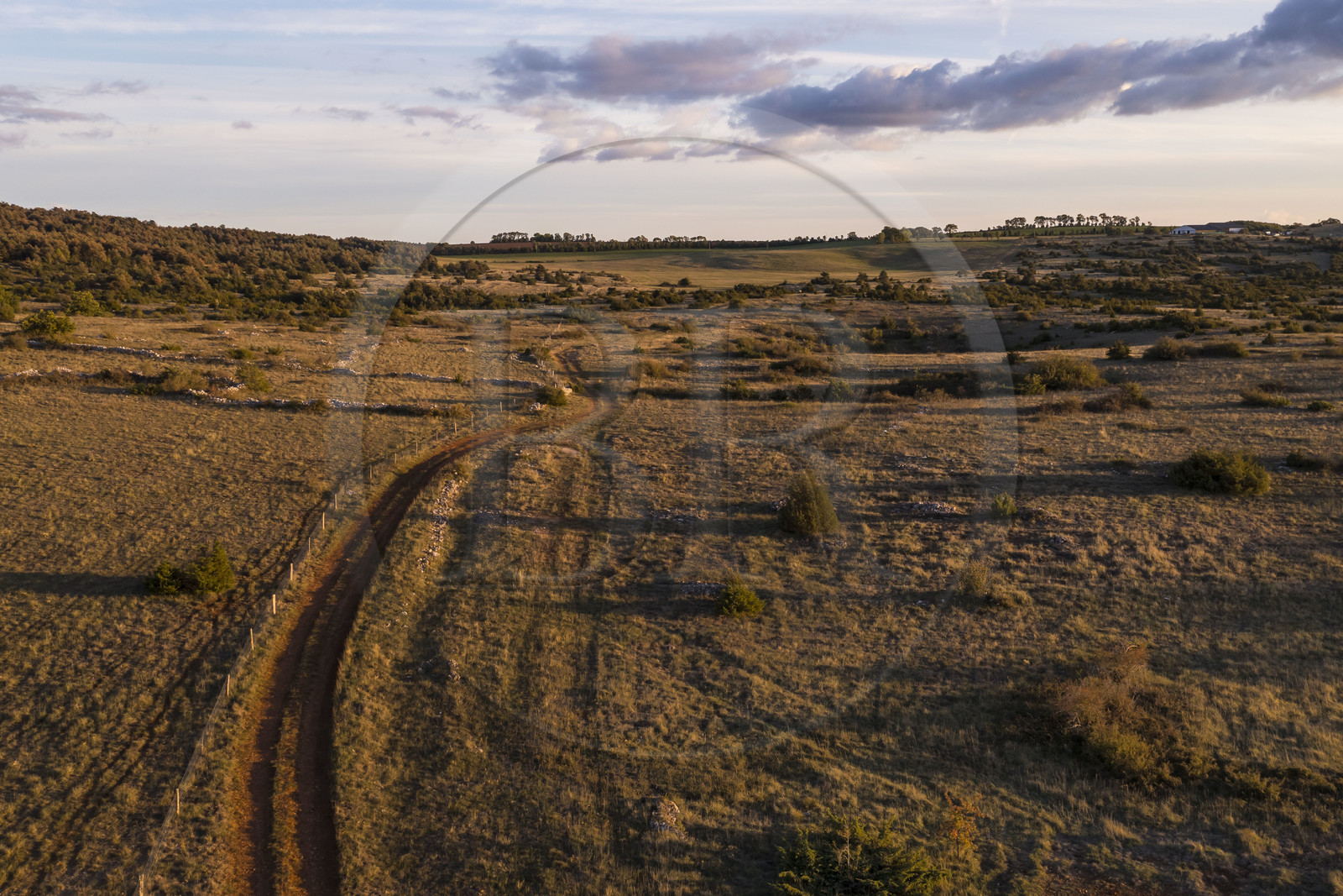 France, Aveyron (12), Causses et les Cévennes, paysage culturel de l'agro-pastoralisme méditerranéen, classés Patrimoine Mondial de l'UNESCO, La Cavalerie, le plateau du Larzac (vue aérienne)