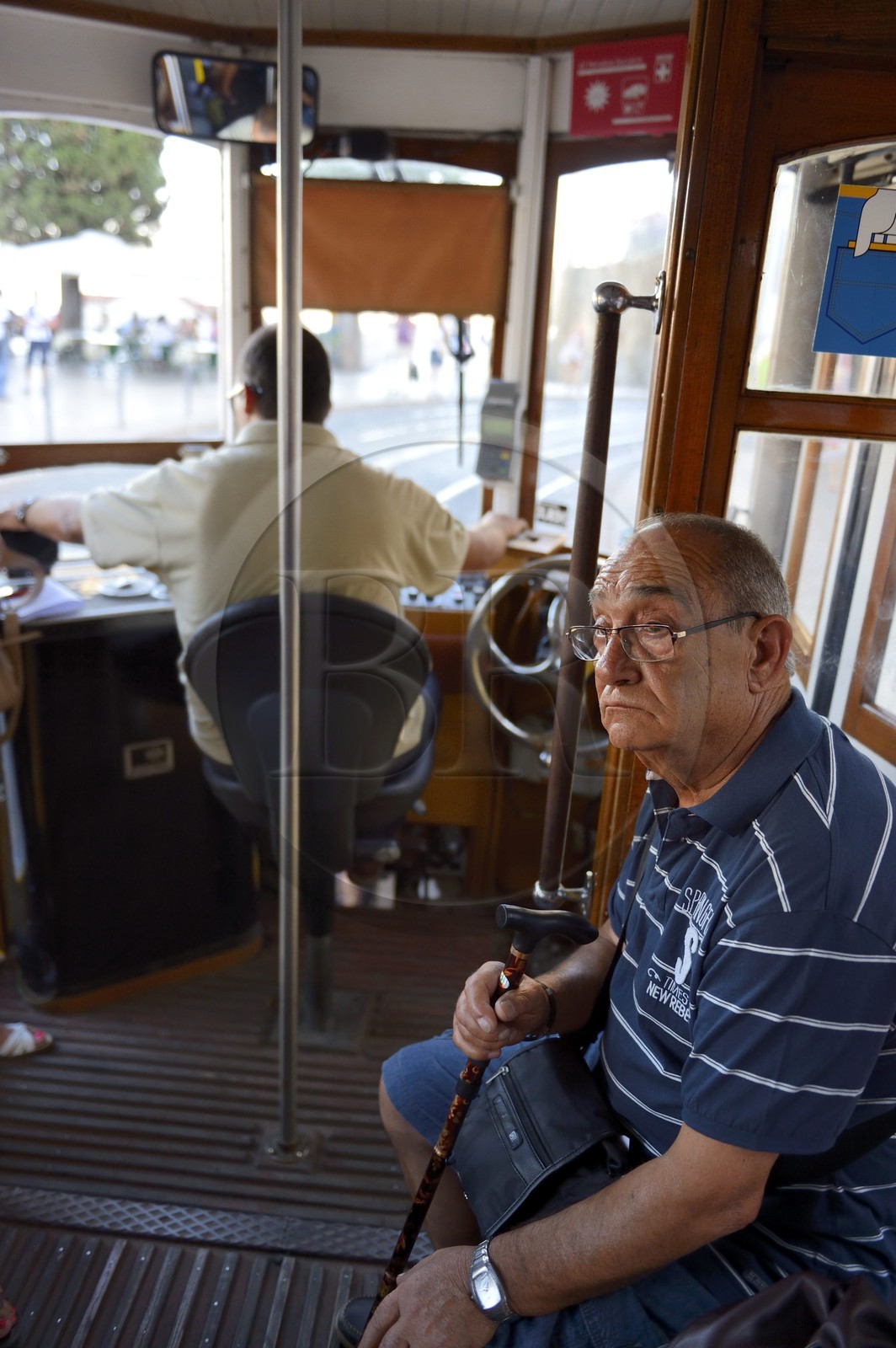Portugal, Lisbonne, quartier de l'Alfama, à l'intérieur d'un vieux tramway (electricos)
