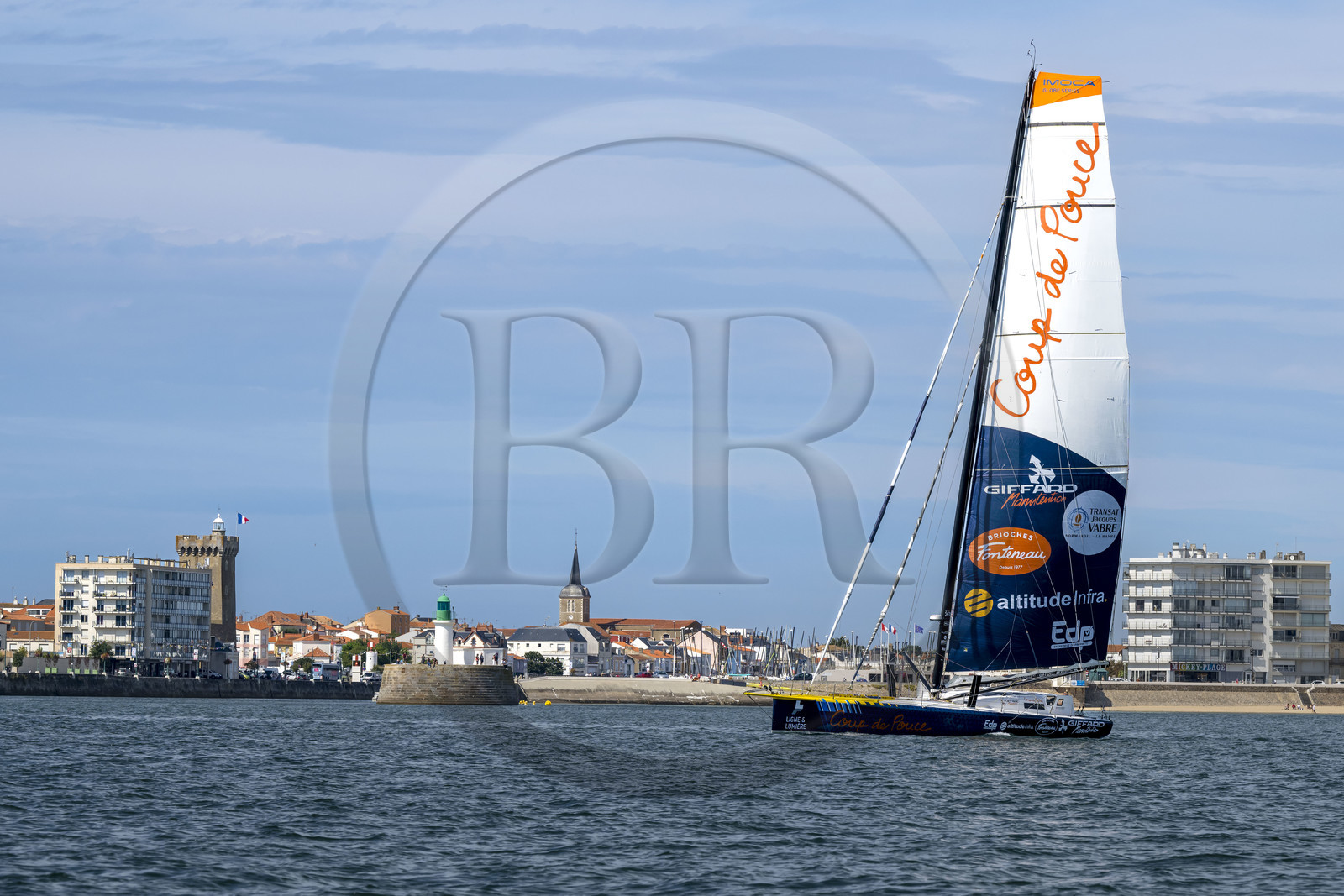 France, Vendée (85), Les-Sables-d'Olonne, le skipper Manuel Cousin en entrainement sur son voilier monocoque de 60 pieds IMOCA Coup de Pouce