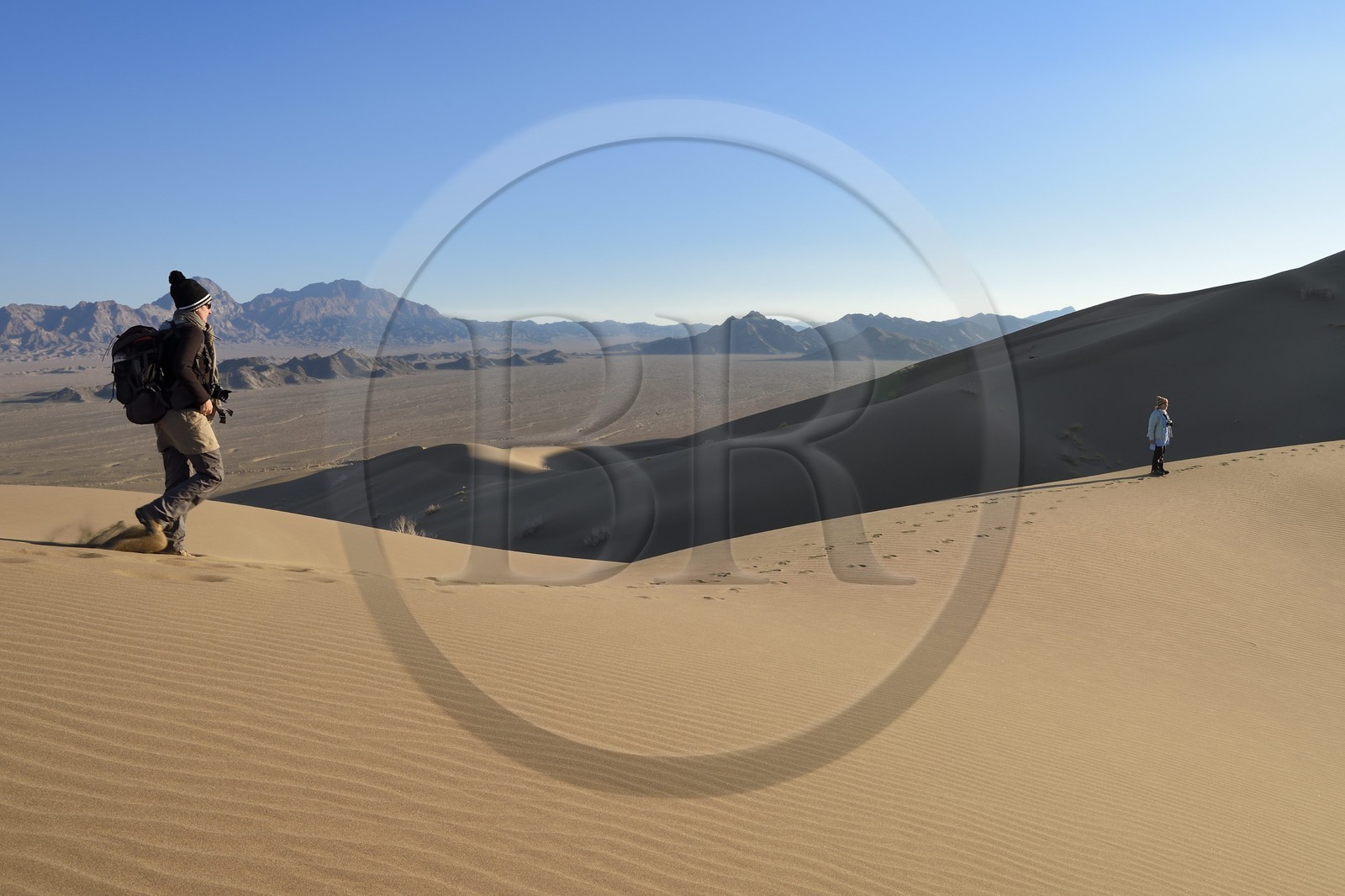 Iran, Province de Yazd, désert du Dasht-e Kavir, Moghestan, randonnée dans le massif dunaire dont la plus haute dune atteint les 200 mètres