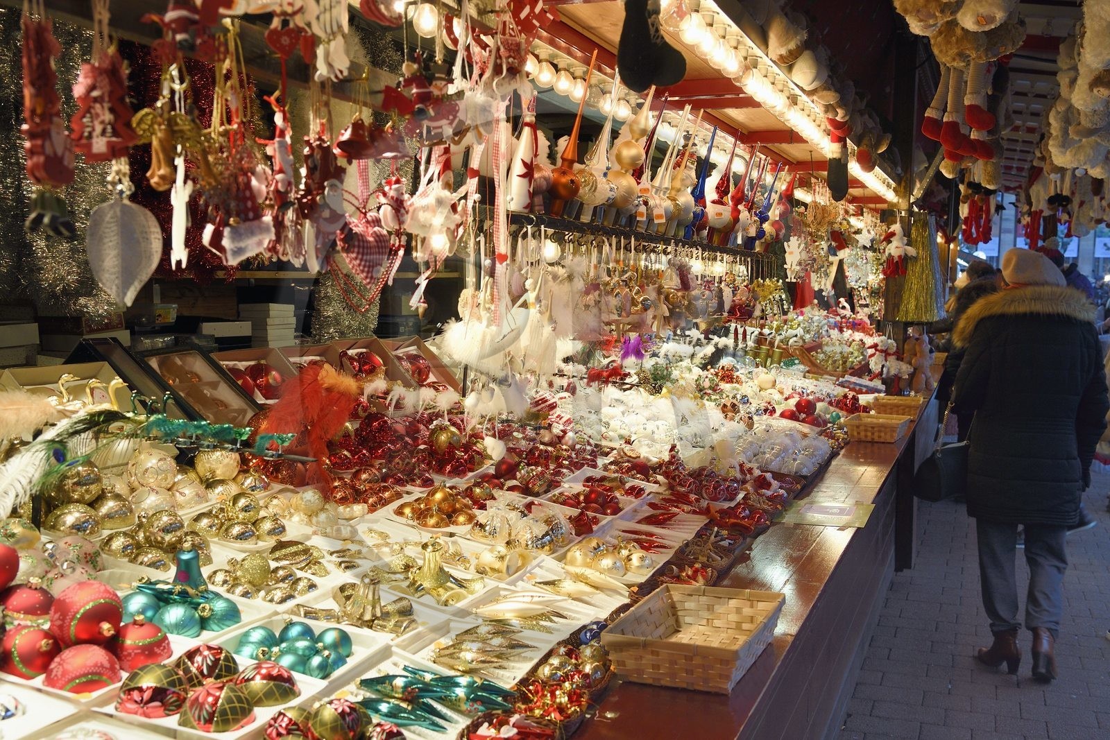 France, Bas-Rhin (67), Strasbourg, vieille ville classée au Patrimoine Mondial de l’UNESCO, vente de boules et autres décorations de Noël sur le Marché de Noel (Christkindelsmarik) de la place Broglie