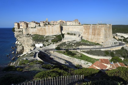 France, Corse-du-Sud (2A), Bonifacio, la vieille ville ou Haute Ville perchée sur des falaises de calcaire de plus de 60 mètres de haut